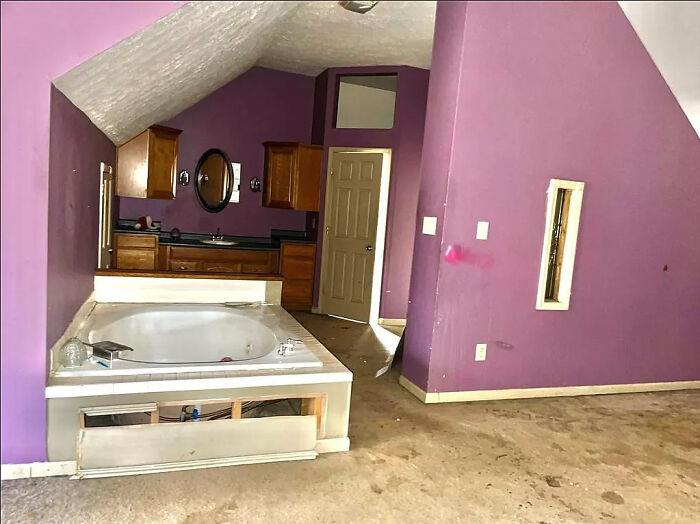 Nothing Screams Bathtub Sexy Time Louder Than This! And There's Carpet On The Floor!