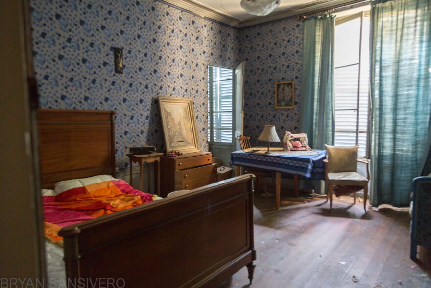 I Photographed Inside An Abandoned Artist&rsquo;s House In The Countryside Of France With Everything Left Behind (22 Pics)