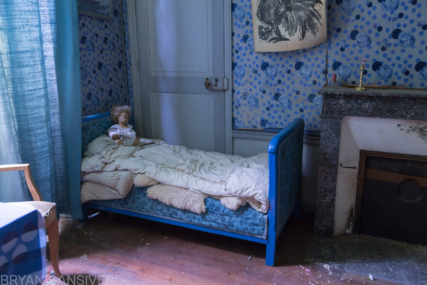 I Photographed Inside An Abandoned Artist&rsquo;s House In The Countryside Of France With Everything Left Behind (22 Pics)