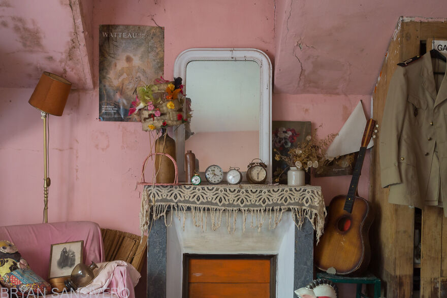 I Photographed Inside An Abandoned Artist&rsquo;s House In The Countryside Of France With Everything Left Behind (22 Pics)