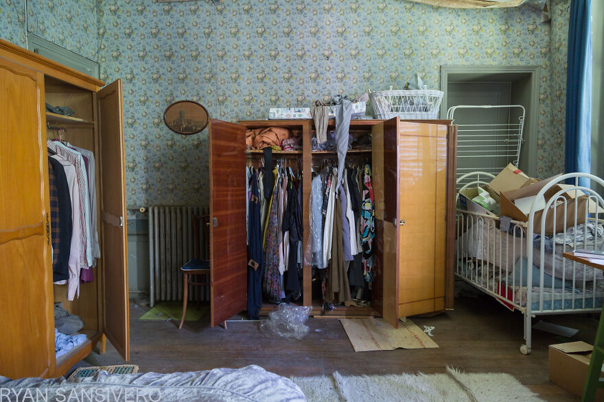 I Photographed Inside An Abandoned Artist&rsquo;s House In The Countryside Of France With Everything Left Behind (22 Pics)