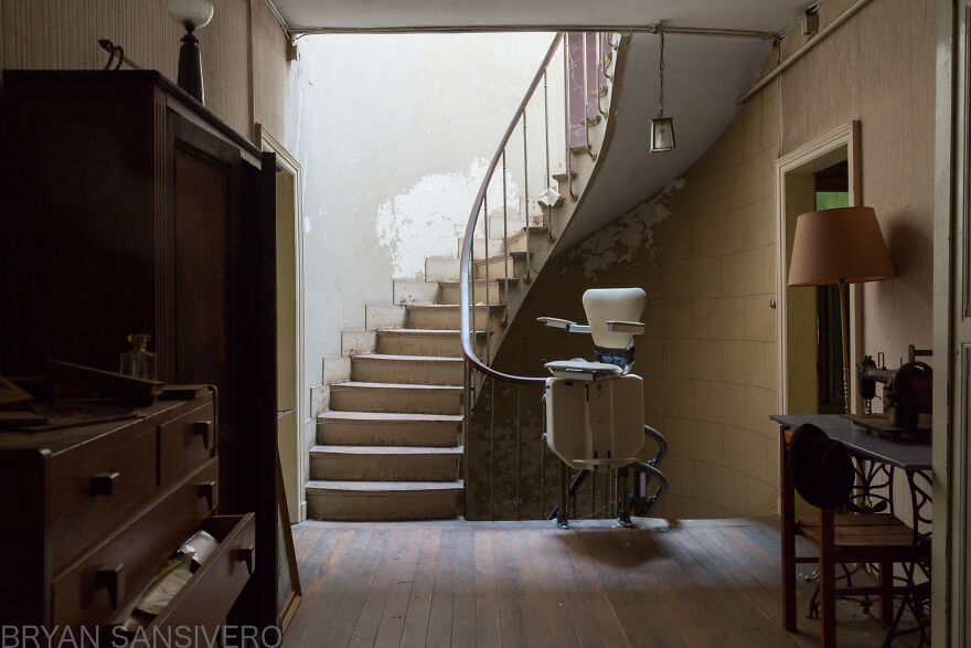 I Photographed Inside An Abandoned Artist&rsquo;s House In The Countryside Of France With Everything Left Behind (22 Pics)