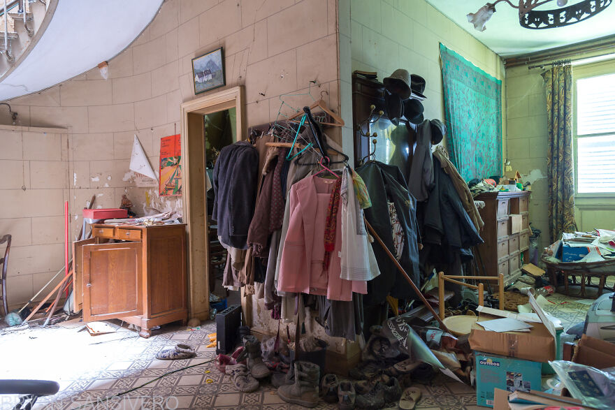I Photographed Inside An Abandoned Artist&rsquo;s House In The Countryside Of France With Everything Left Behind (22 Pics)