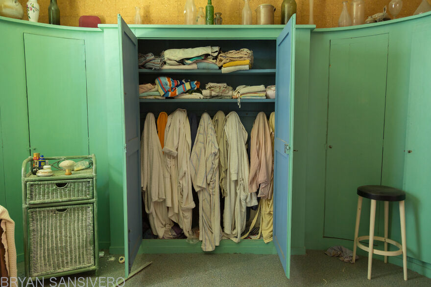 I Photographed Inside An Abandoned Artist&rsquo;s House In The Countryside Of France With Everything Left Behind (22 Pics)