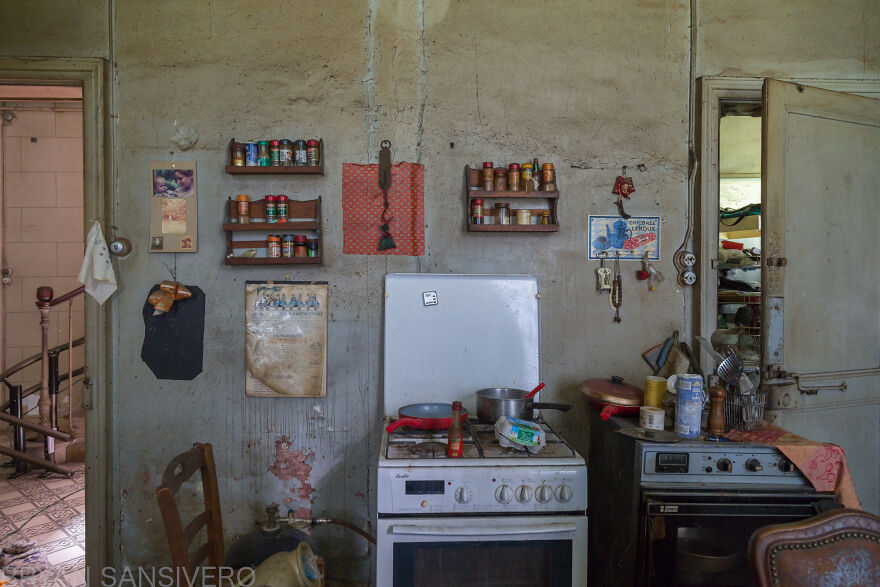 I Photographed Inside An Abandoned Artist&rsquo;s House In The Countryside Of France With Everything Left Behind (22 Pics)