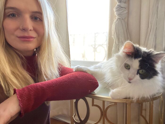 Woman Saves Almost $30K By Taking Care Of People's Cats While Traveling