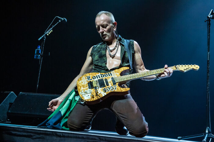 30 Folks Who Dated Or Hung Out With Big Celebrities Exposed What It Was Like, As Shared In This Online Group