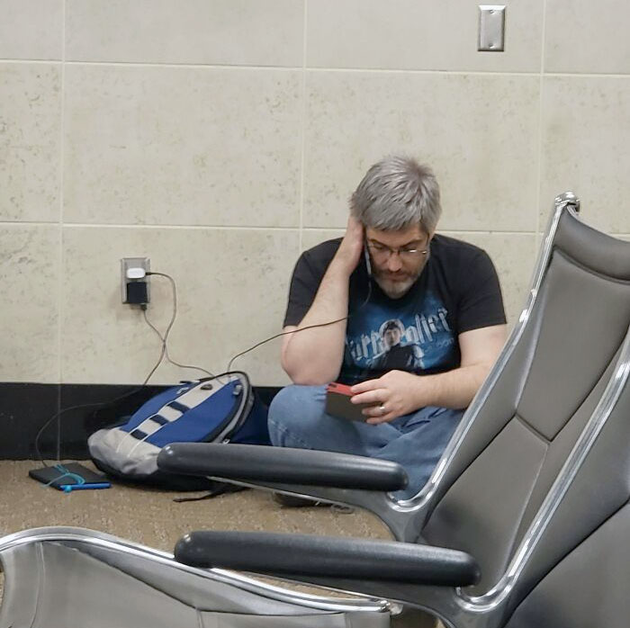 Esta noche estuve en el aeropuerto y después de sentarme comencé a escuchar el suave sonido de la lectura en voz alta (con voces). Este hombre está leyendo El Señor de los Anillos a sus hijos