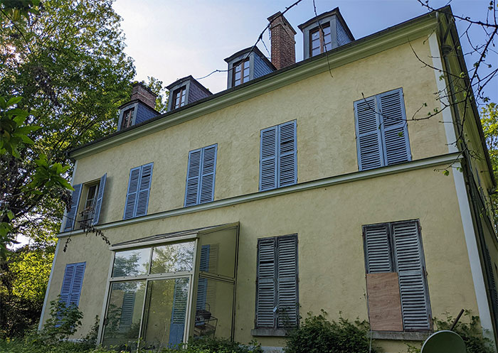 I Photographed Inside An Abandoned Artist’s House In The Countryside Of France With Everything Left Behind (22 Pics)