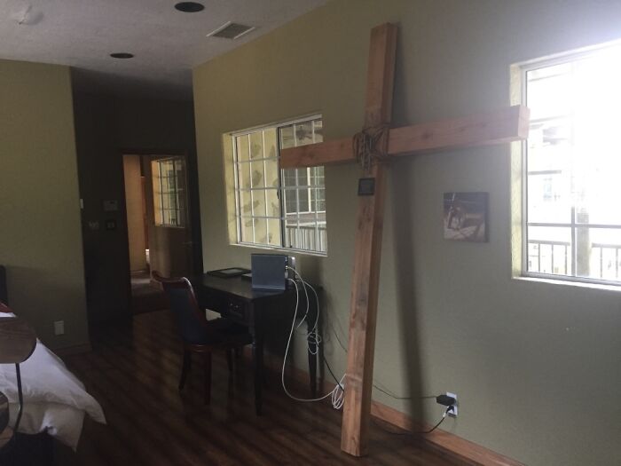 Woman Shares Pictures Of A Disturbingly Weird Airbnb She Stayed At Which Was Drenched In 'Hardcore' Christian Decor Woman Shares Pictures Of A Disturbingly Weird Airbnb She Stayed At Which Was Drenched In 'Hardcore' Christian Decor