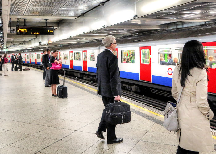 29 Changes In Clothing Fashion That Made Stealing Easier Or Harder, As Shared By Former Pickpockets And Magicians Online