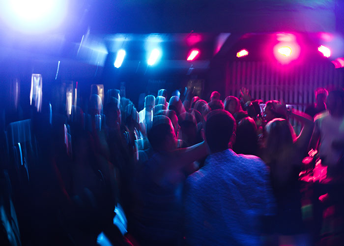 29 Changes In Clothing Fashion That Made Stealing Easier Or Harder, As Shared By Former Pickpockets And Magicians Online