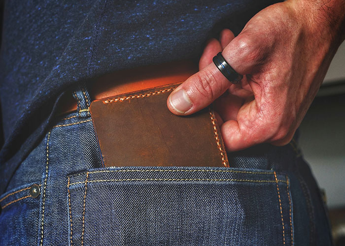 29 Changes In Clothing Fashion That Made Stealing Easier Or Harder, As Shared By Former Pickpockets And Magicians Online
