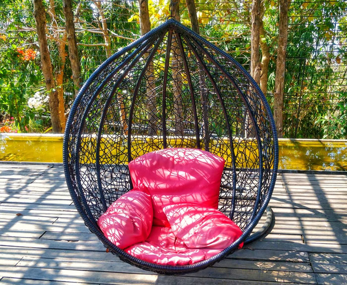 420ish Lbs Sister-In-Law Destroys Beloved Garden Swing After Being Asked Not To Sit In It Because Of Its Weight Limit, Family Drama Ensues