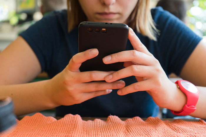 2.7M Folks Love This Mom's And Ex-Detective&rsquo;s Explanation Of Why It&rsquo;s Better To Send Screenshots Of Pics On Dating Apps Rather Than Originals