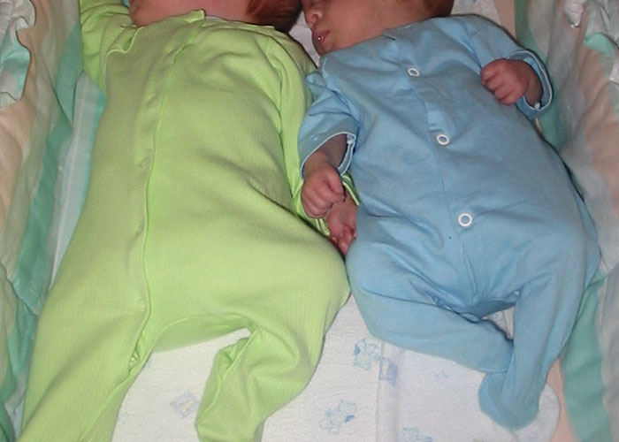 Mom Decided To Dress Her Twin Boys In Two Different Colors To Tell Them Apart, Cousin Goes "Ballistic" On Her