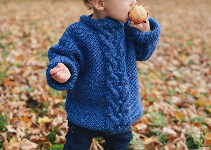 Mom Decided To Dress Her Twin Boys In Two Different Colors To Tell Them Apart, Cousin Goes "Ballistic" On Her