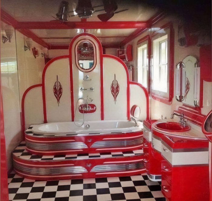 Todo lo que este cuarto de baño necesita es una banda de nadadores sincronizados que salgan de la bañera, en masa, como si se tratara de un diminuto coche de payasos