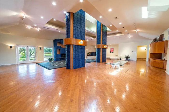 Please Don't Come At Me But I Kind Of Love This. They Look Like Clutch Purses On Their Sides