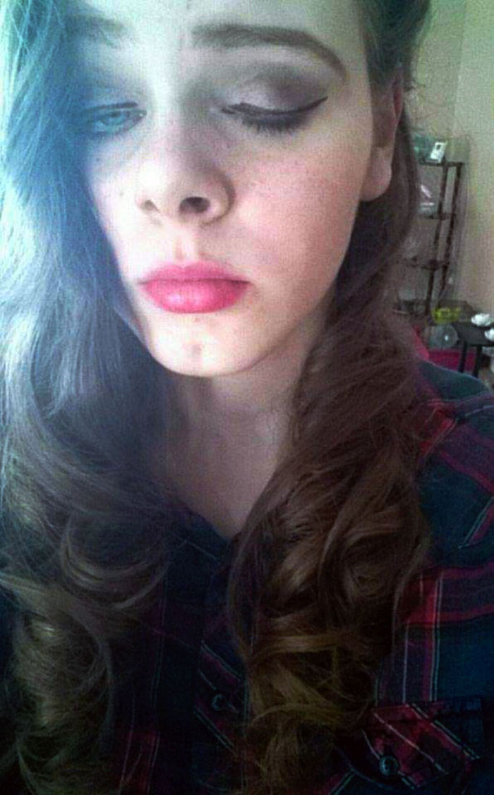 I Paid To Get My Makeup Done For Prom, And This Happened. I Cried So Bad On The Way Home That I Had To Call My Friend To Come Over And Help Me Out