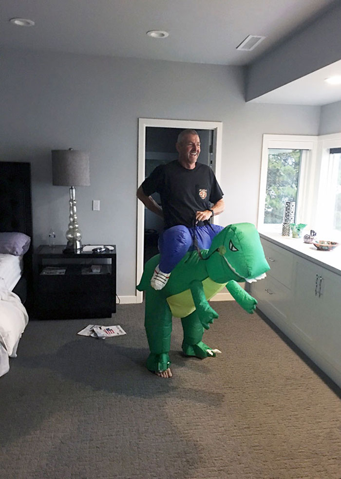 Mi padre pensaba que estaba solo en casa. Tuve que ir a ver por qué se reía tanto