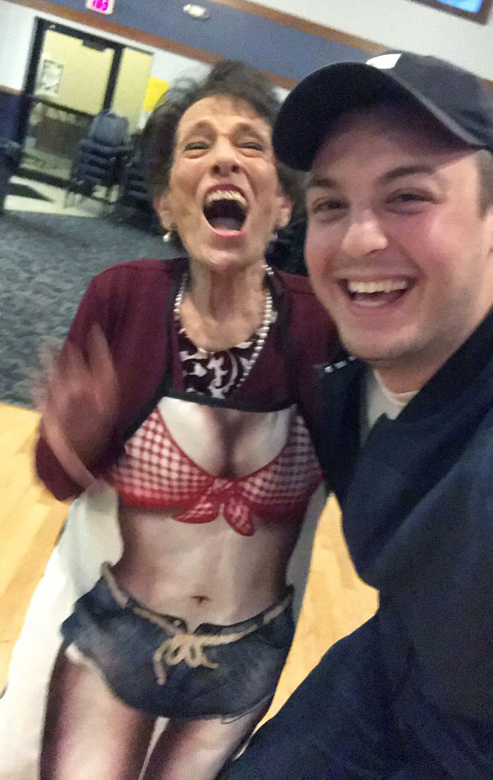 Le compré a mi abuela un delantal nuevo para su 90º cumpleaños. Este es el momento en que se dio cuenta de lo que había en él