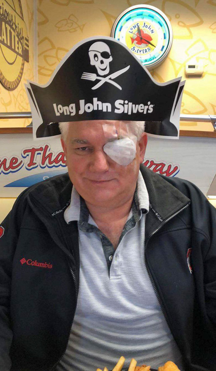 Mi padre se operó de los ojos y mi madre le preguntó dónde quería ir a comer después, así que aquí estamos