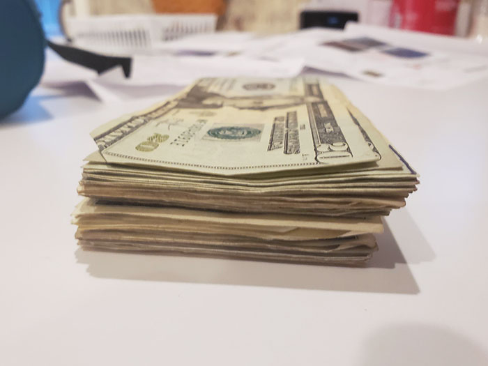 Hoy mis padres me han regalado para la universidad todo el dinero que mi madre ha encontrado en mis bolsillos al lavar la ropa