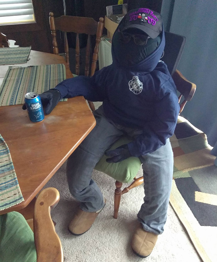 Mi hermana y su novio van a ir a nuestra cabaña mañana por la noche, así que les he dejado un regalo para cuando enciendan las luces