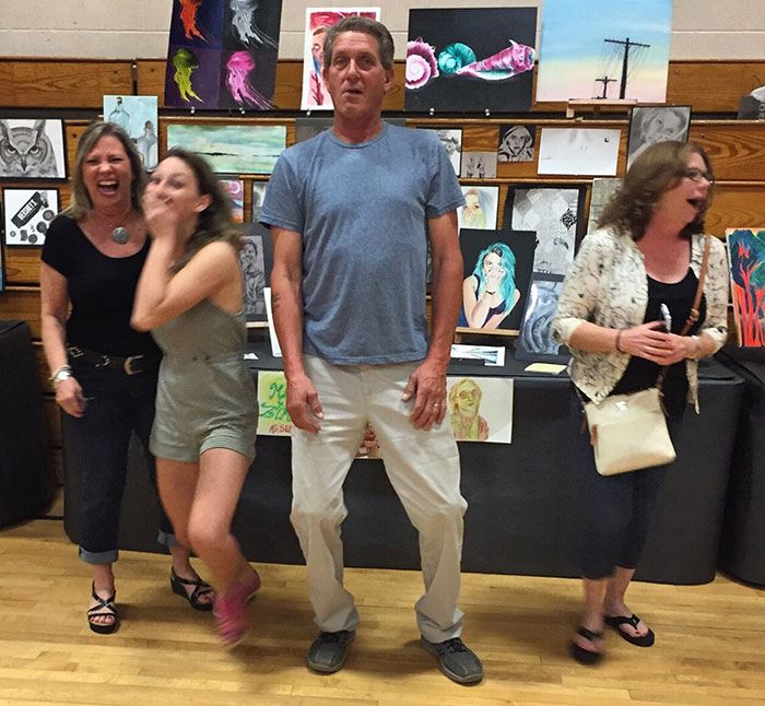 Dad Never Fails To Fart During Family Photos