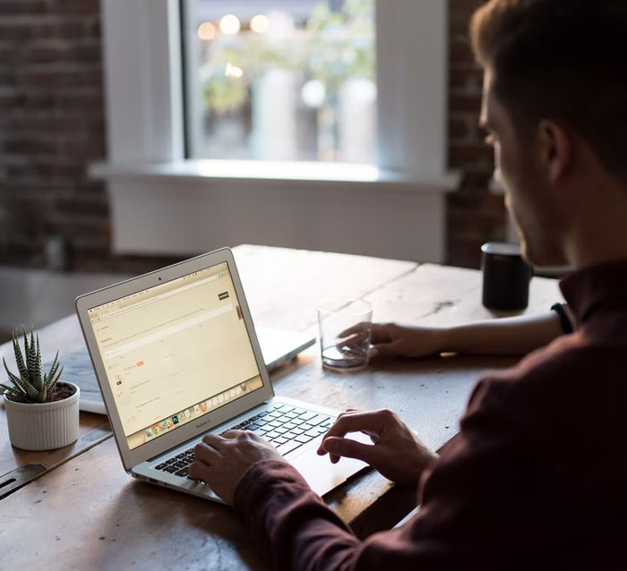 "No me pagan lo suficiente para aguantar esto": 20 personas comparten el momento en que comprendieron que estaban siendo explotados