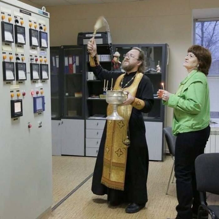 35 Funny “Images With A Lot Of Stuff Going On” That Get Weirder The Longer You Look At Them