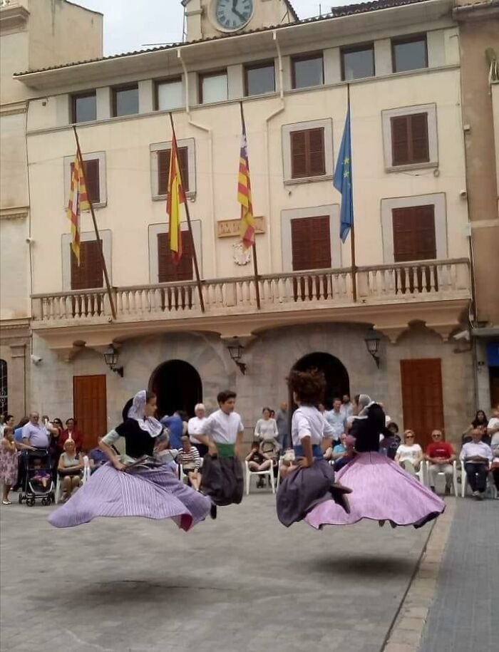 35 Funny “Images With A Lot Of Stuff Going On” That Get Weirder The Longer You Look At Them