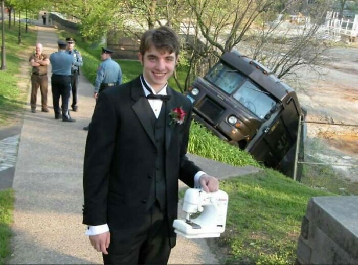 35 Funny “Images With A Lot Of Stuff Going On” That Get Weirder The Longer You Look At Them