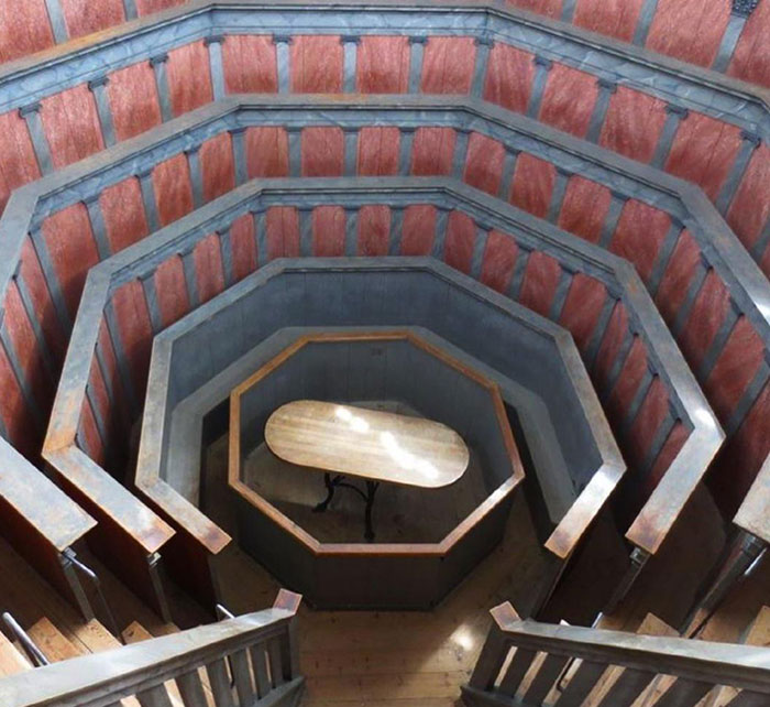 El teatro anatómico de la universidad de Uppsala en la que se diseccionaba cuerpos ante el público (construido en 1663, Suecia)
