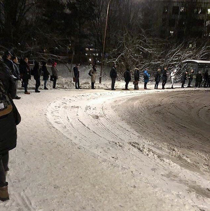 Una parada de autobús en Suecia. Hablemos de espacio personal