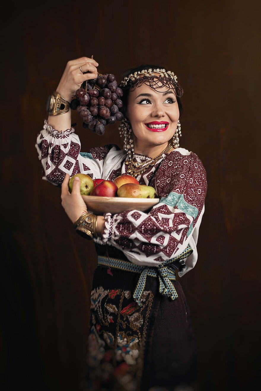 "Seasons - My Life As A Dream": A Celebration Of The Traditional Romanian Blouse, Ia (19 Pics)