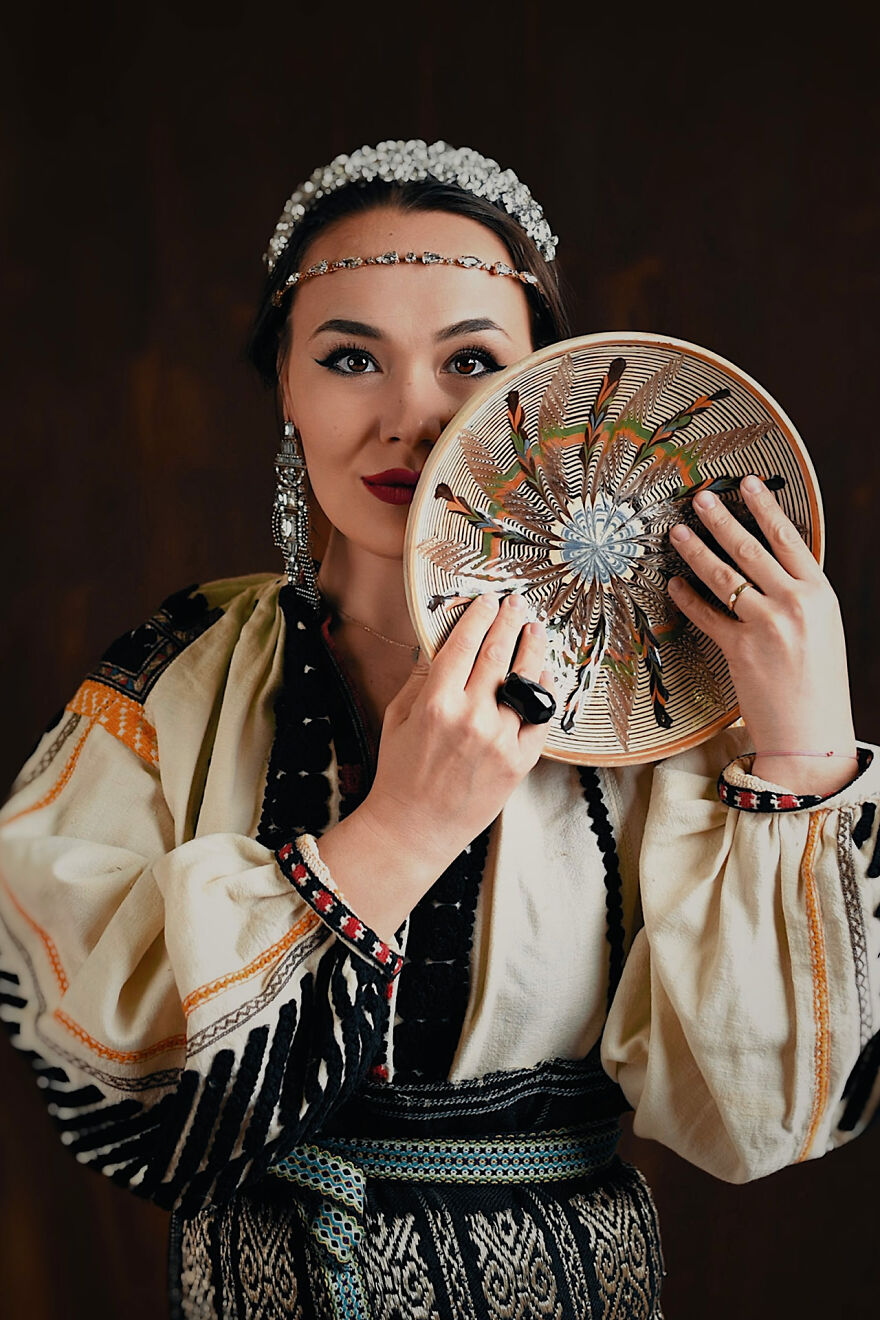 "Seasons - My Life As A Dream": A Celebration Of The Traditional Romanian Blouse, Ia (19 Pics)