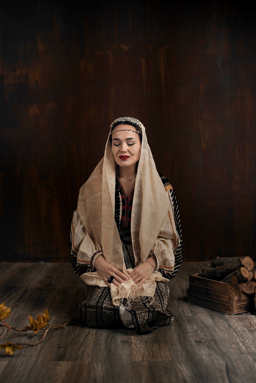"Seasons - My Life As A Dream": A Celebration Of The Traditional Romanian Blouse, Ia (19 Pics)