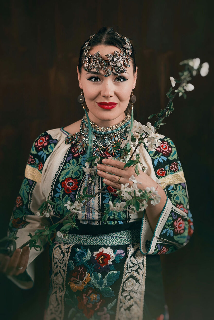 "Seasons - My Life As A Dream": A Celebration Of The Traditional Romanian Blouse, Ia (19 Pics)
