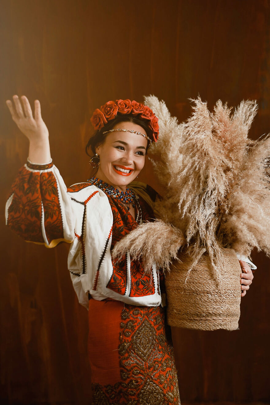 "Seasons - My Life As A Dream": A Celebration Of The Traditional Romanian Blouse, Ia (19 Pics)