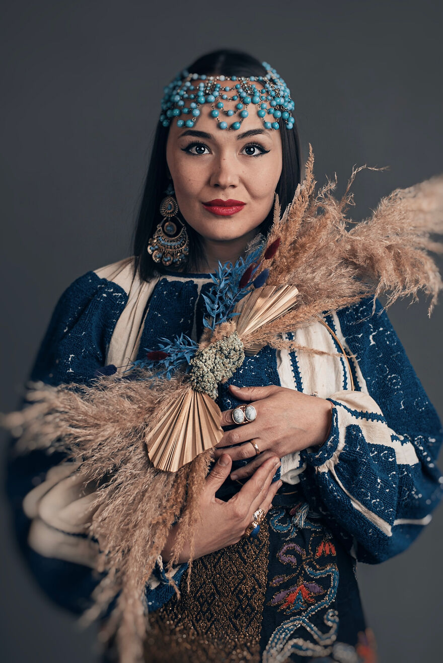 "Seasons - My Life As A Dream": A Celebration Of The Traditional Romanian Blouse, Ia (19 Pics)