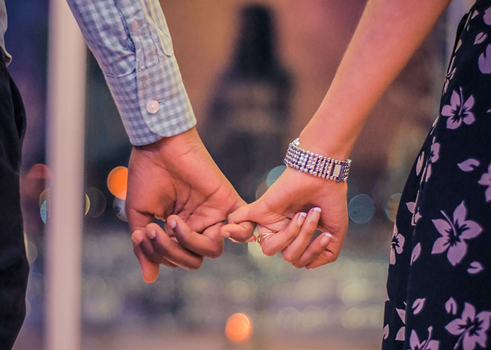 20 Personas revelan cómo fue su vida después de casarse por dinero