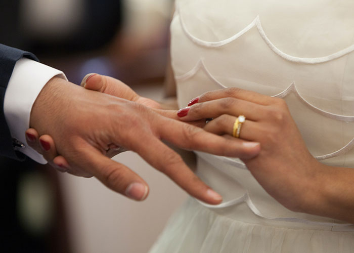 30 People Reveal How Their Life Went After They Married For Money