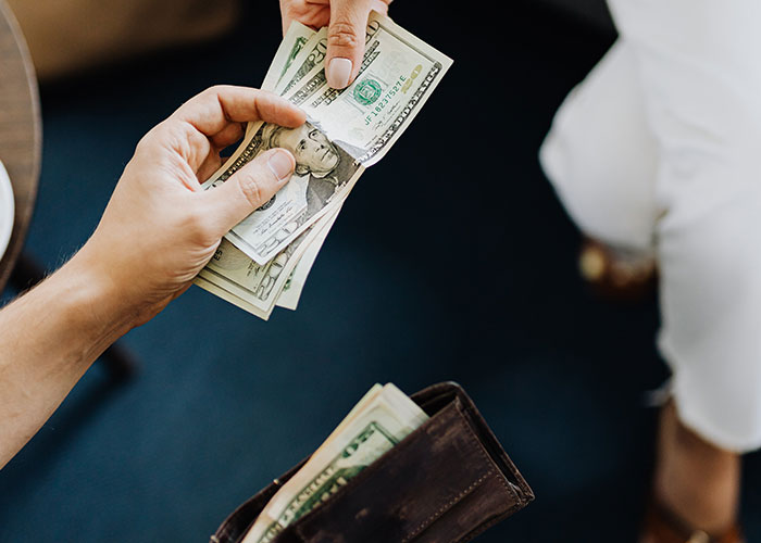 20 Personas revelan cómo fue su vida después de casarse por dinero