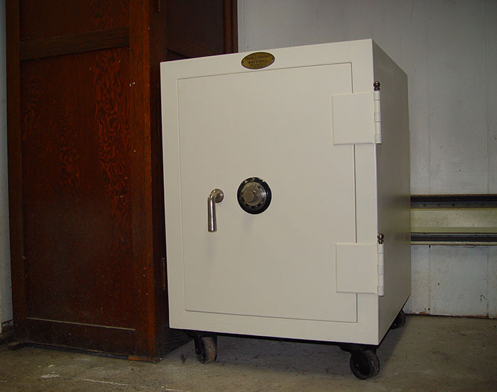 Woman Won't Give Her Boyfriend The Code To Her Gem-Filled Safe, Asks If She's In The Wrong Here After He Gets Mad