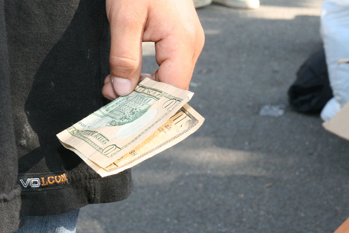 35 Stories Of The Worst Things Guests Have Done, As Told By Users Of This Online Community