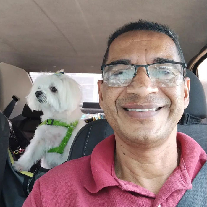 40 Selfies This Guy Has Taken With The Passengers Of His “Pet Taxi” Business