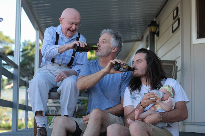 Papás alimentando a sus bebés