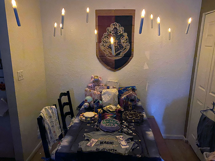 Mi hija pidió una fiesta de Harry Potter este año. No pudimos tener invitados, pero me quedé hasta las 3 am haciendo velas flotantes para que tuviera un cumpleaños memorable
